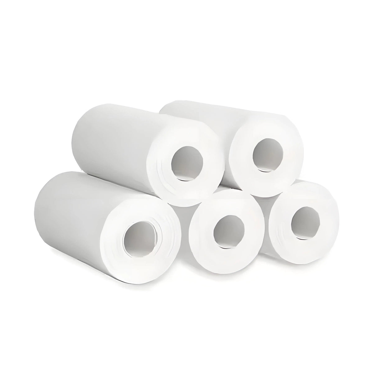 Cinq rouleaux de papier thermique blanc vierge, empilés en pyramide sur un fond blanc uni