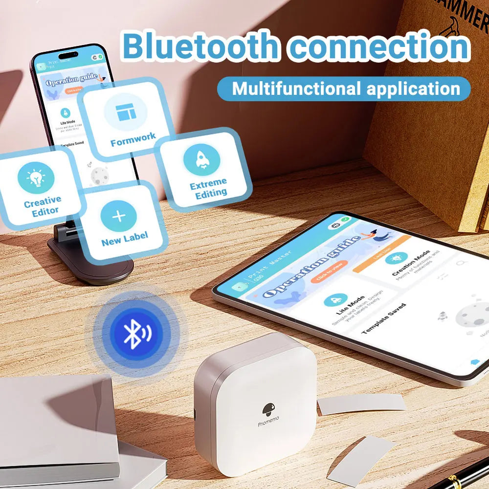 Bureau en bois avec l'imprimante blanche, une tablette et un téléphone reliés en Bluetooth