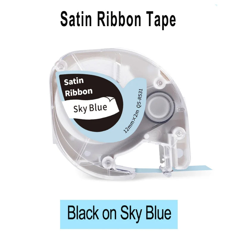 Cassette de ruban satin bleu ciel, indiquée Black on Sky Blue pour une impression noire sur bleu
