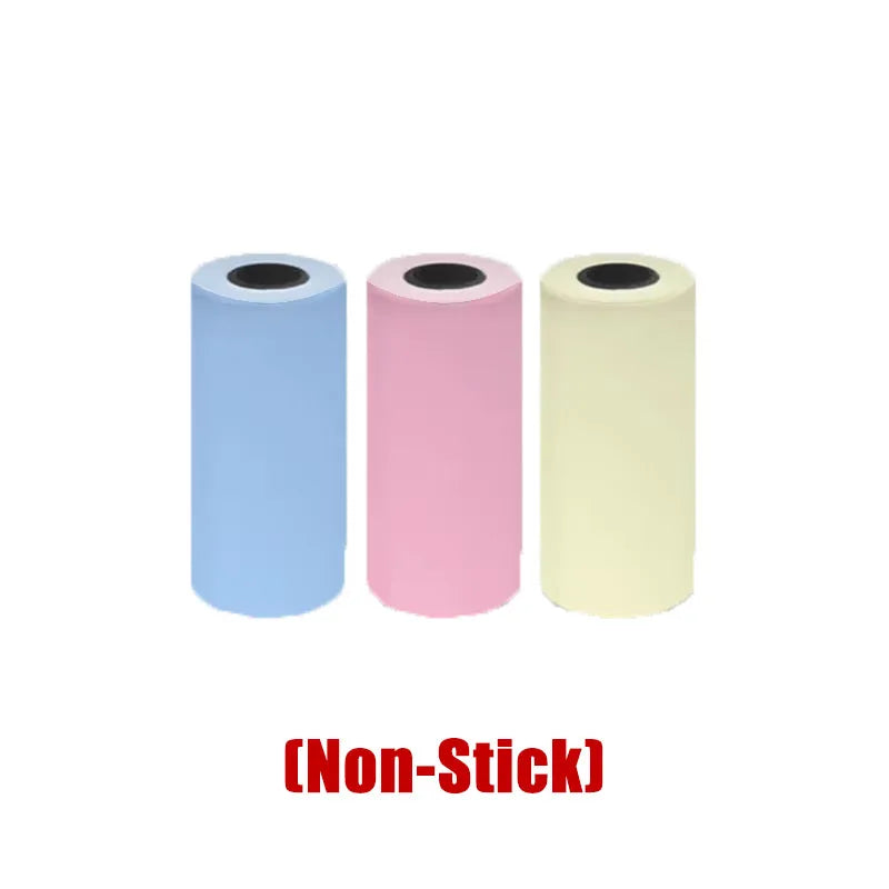 Trois rouleaux de papier thermique de couleur, un bleu, un rose et un jaune, présentés sur fond blanc