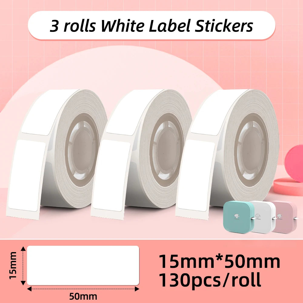 Trois rouleaux d'étiquettes blanches au format 15 x 50 mm, 130 pièces par rouleau, sur fond rose