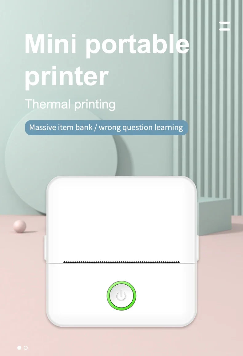 Imprimante thermique blanche posée sur un fond graphique rose et vert menthe aux formes géométriques