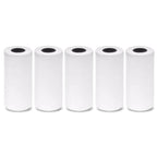 Cinq rouleaux de papier thermique blanc standard alignés côte à côte sur un fond blanc