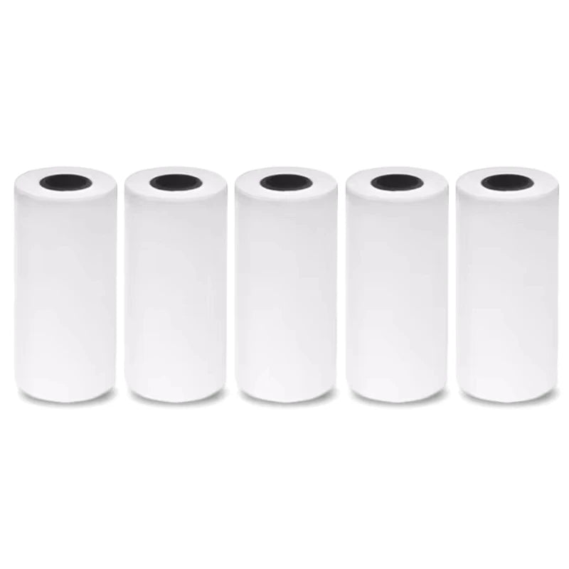 Cinq rouleaux de papier thermique blanc standard alignés côte à côte sur un fond blanc