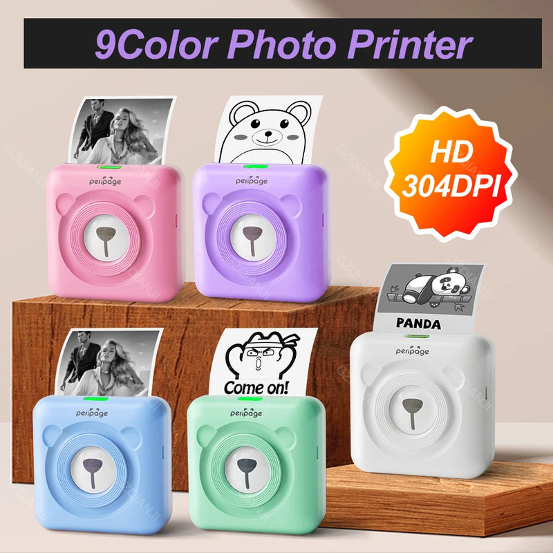 Cinq imprimantes en forme d'ourson, rose, violette, bleue, verte et blanche, posées sur des socles en bois avec photos et dessins imprimés et un badge HD 304 DPI