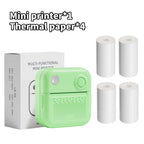 Imprimante vert pomme devant sa boîte, accompagnée de quatre rouleaux de papier thermique blanc