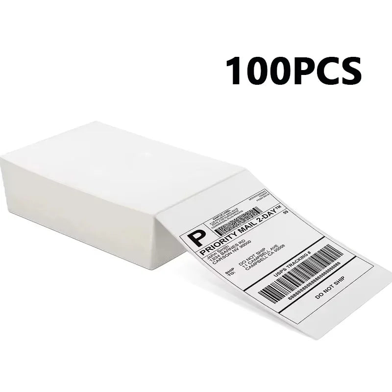 Pile de 100 étiquettes d'expédition pliées en paravent, avec une étiquette imprimée visible