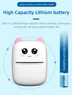 Imprimante chat à oreilles roses à côté d'une pile bleue portant la mention batterie lithium 1200 mAh