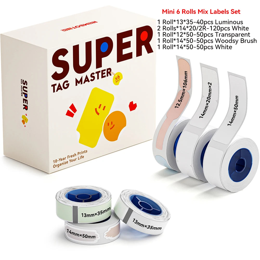 Coffret Super Tag Master fermé et six rouleaux d'étiquettes de formats variés, de 13 x 35 mm à 12,5 x 106 mm