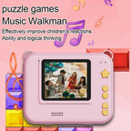 Appareil rose à écran allumé sur une photo d'anniversaire, sur fond de notes de musique et de cubes