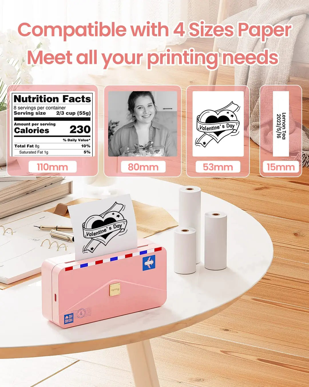 Imprimante rose sur une table ronde avec ses rouleaux et quatre largeurs de papier imprimées en exemple