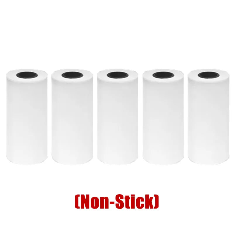 Cinq rouleaux de papier thermique blanc alignés sur fond blanc, avec la mention non adhésif