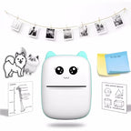 Imprimante à oreilles menthe sous une guirlande de photos, avec stickers de chiens, pense-bête To do list et fiches d'anatomie et de géométrie
