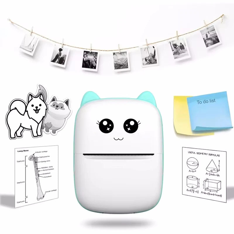 Imprimante à oreilles menthe sous une guirlande de photos, avec stickers de chiens, pense-bête To do list et fiches d'anatomie et de géométrie