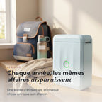 Cartable, gourde et pull d'écolier posés sur un banc, imprimante à étiquettes à côté