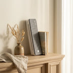 Imprimante thermique A4 design debout sur une étagère à côté d'un livre