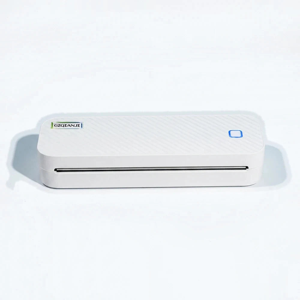 Imprimante thermique A4 de bureau sans encre, boitier blanc texture et bouton bleu, sur fond studio