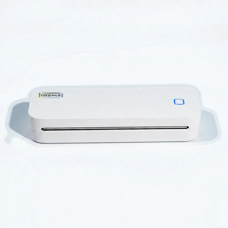 Imprimante thermique A4 de bureau sans encre, boitier blanc texture et bouton bleu, sur fond studio