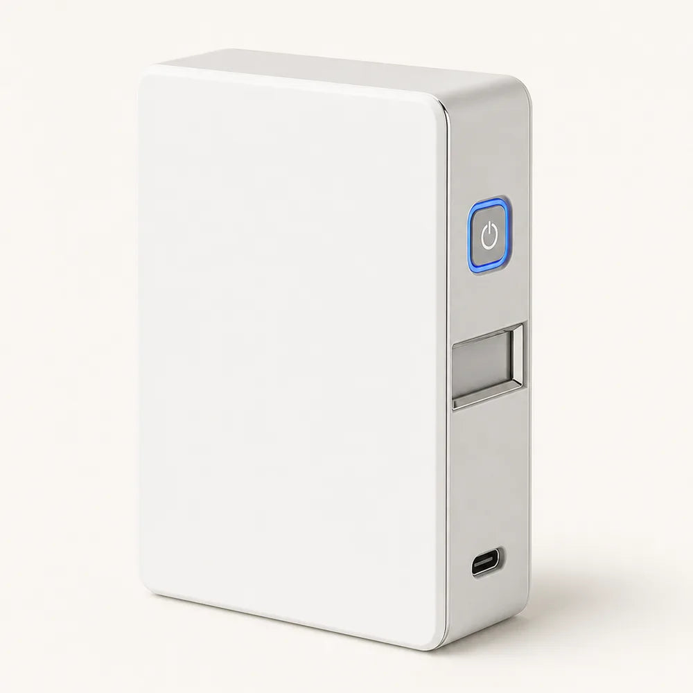 Imprimante blanche vue côté commandes : bouton d'allumage bleu, fente de sortie des étiquettes et port USB-C