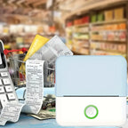 Imprimante bleue en rayon de supermarché, entourée de tickets de caisse imprimés, de cartes et d'une calculatrice